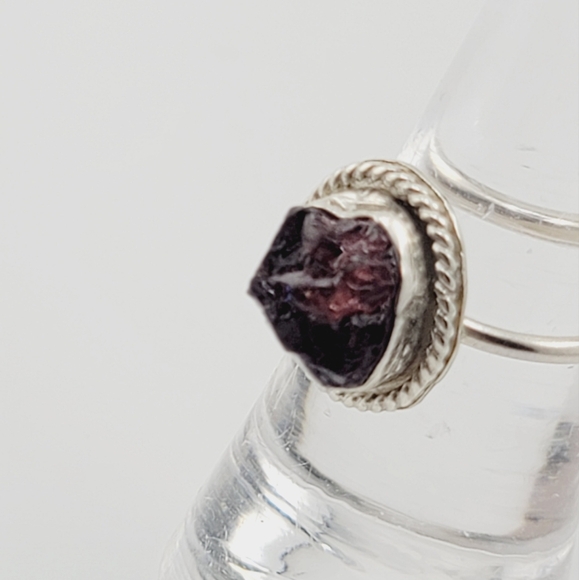 RAW GARNET STONE RING HANDMADE IN STERLING SILVER METAL SIZE 7 - Picture 2 of 3